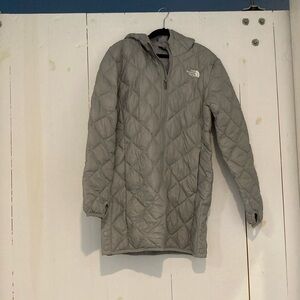 Kids grey quilted North Face coat with hood size large (12).